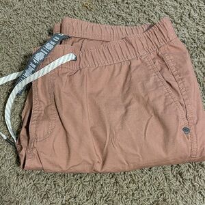 Vuori Women's RipStop Cropped Pants in Rust